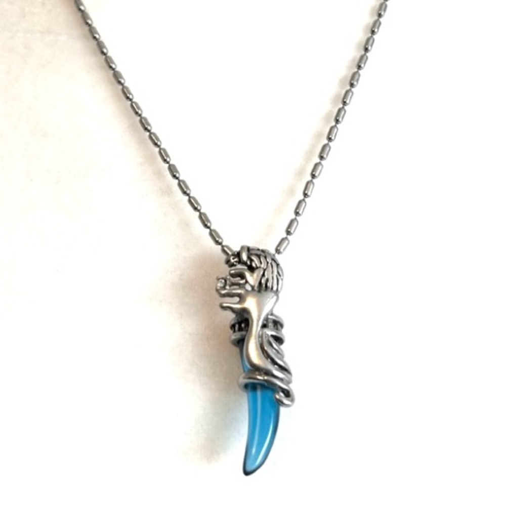 Wolf Lucite Pendant And Chain Silver Tone 18” Length